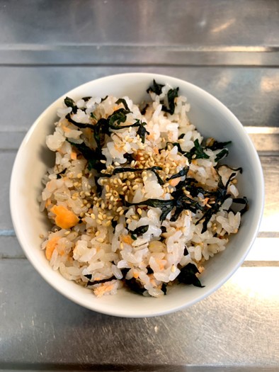 甘塩鮭とシソの香り混ぜご飯の写真