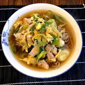 満足ボリューム♡鶏肉とふわふわ卵の蕎麦