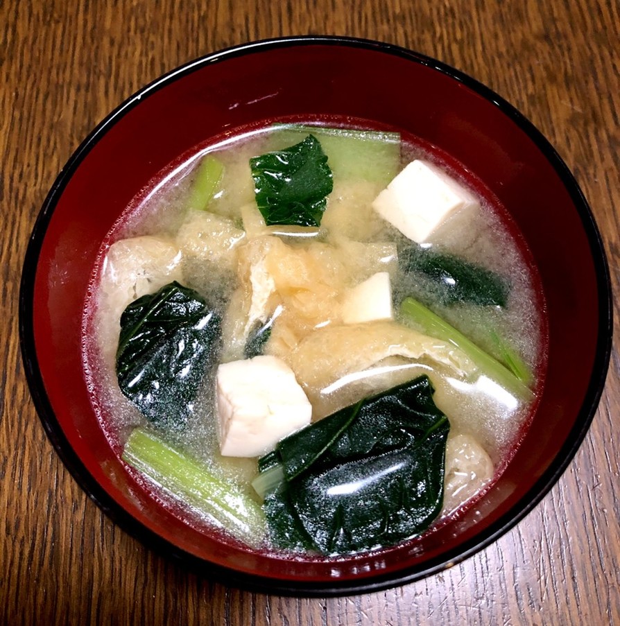 小松菜と油揚げと豆腐の味噌汁の画像