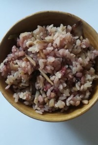 ごぼう昆布十六穀米のモチモチ炊き込みご飯