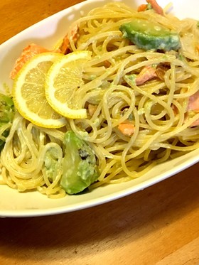 アボカドとサーモンのクリームパスタ