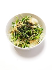 新玉ねぎと豆苗deサラダの写真