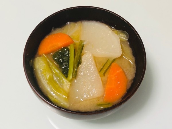 かぶキャベツ人参の味噌汁