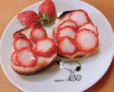 ♡じゅーしー苺のロールパン♡の写真