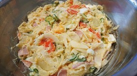 具だくさんなポテトサラダ