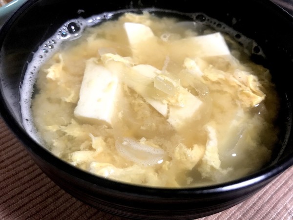 卵と玉ねぎと豆腐の味噌汁