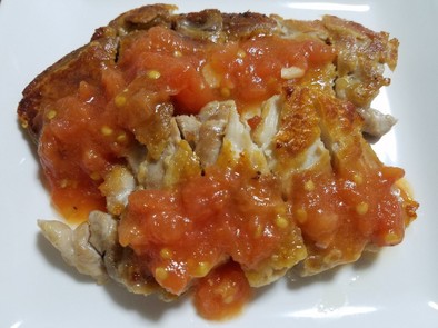 パリパリ鶏もも肉のトマトソースかけの写真