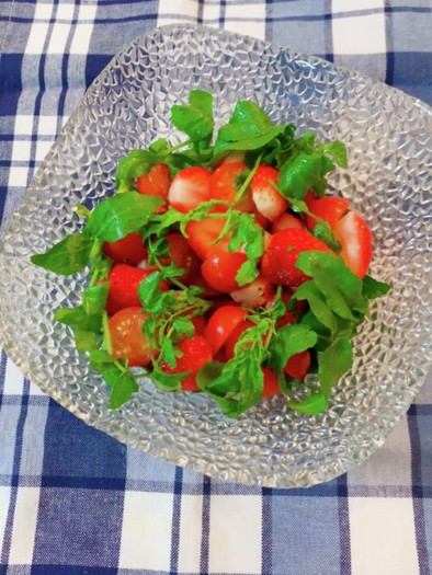 イチゴとミニトマトのサラダの写真