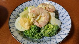 えびとブロッコリーのサラダ
