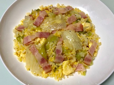 卵レタスベーコンきざみねぎ塩パラパラ炒飯の写真