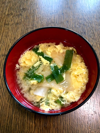 ニラと卵と焼き麩の味噌汁の写真