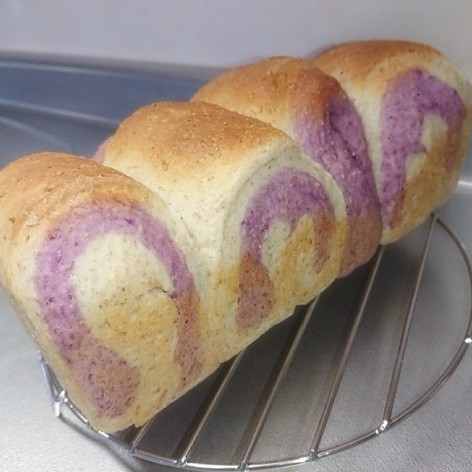 全粒粉の紫芋マーブルパン