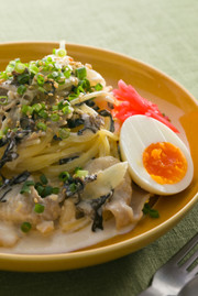 豚バラ肉ときくらげのラーメン風パスタの写真