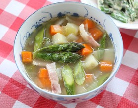 アスパラガスの具だくさんスープ
