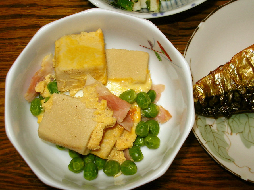 高野豆腐とえんどう豆の煮物の画像