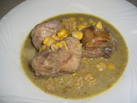 鶏ぶつ切りとコーンのカレー風味煮込み