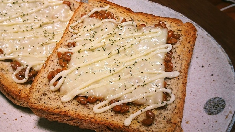 コクうま納豆チーズマヨトーストの画像