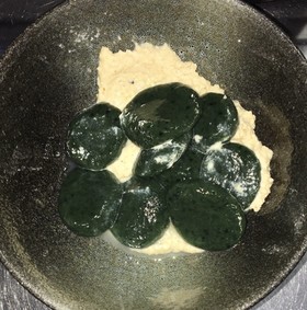よもぎ白玉の胡桃餡添え
