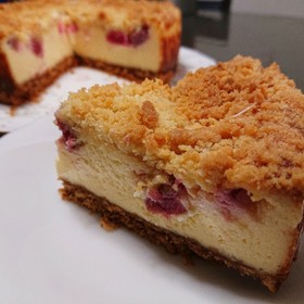 ルバーブのクランブルチーズケーキ