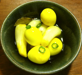 黄色のスパイス塩らっきょうとうずらの卵