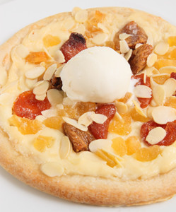 マスカルポーネとセミドライフルーツのピザの画像