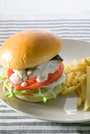 鯖バーガーのクリームソースかけの写真