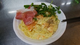 スモークサーモンのカレークリームパスタ