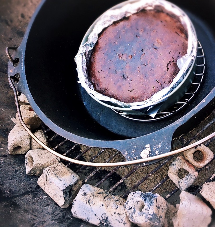 アウトドア ダッチオーブンでチョコケーキ by ハニービーキッチン 【クックパッド】 簡単おいしいみんなのレシピが396万品