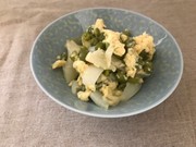 エンドウ豆と新玉ねぎの卵とじの写真