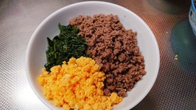 合挽肉で☆三色丼☆