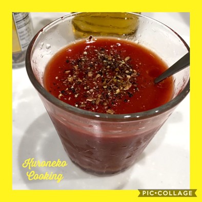 コップとスプーンで作るトマトの冷製スープの写真