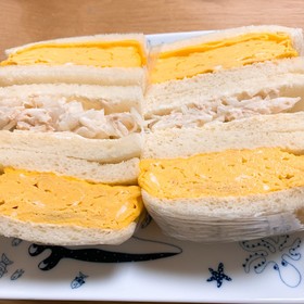 厚焼き玉子と新玉ねぎツナサンド