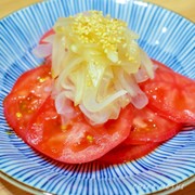 トマトと新玉ねぎの簡単サラダの写真