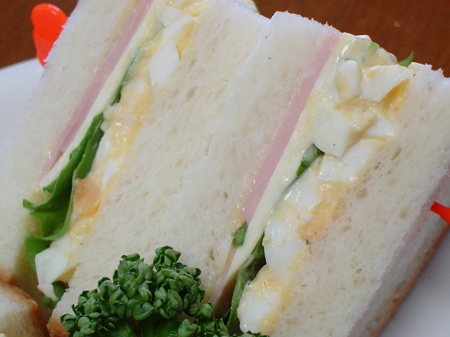 ハムとチーズと卵のサンドイッチの画像