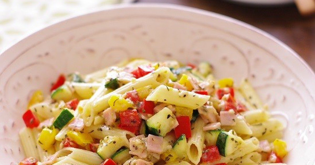 コーンとズッキーニの温かいパスタサラダのレシピ