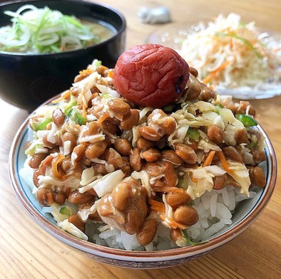 ビーチク納豆サラダ丼（梅干し）の写真