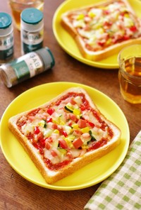 彩り野菜とハーブピザソースde食パンピザ