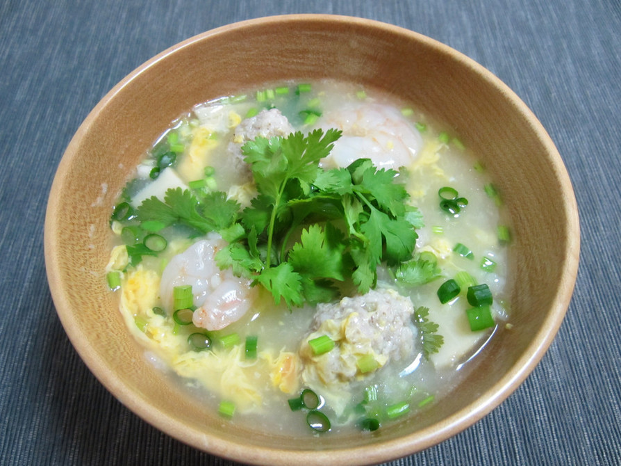 タイ風雑炊 （パクチー肉団子、海老入り）の画像