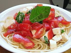 トマトとチーズの冷たいパスタ