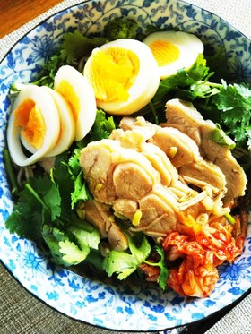 そばと蒸し鶏で冷麺風!