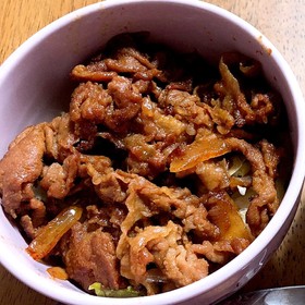 簡単!豚肉と玉ねぎのコチュジャン炒め丼