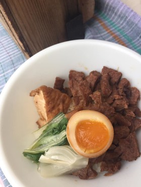 ビーガン魯肉飯⦿大豆ミートを使用