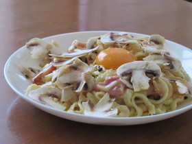 ベーコンとマッシュルームのチーズパスタ