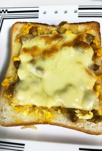 納豆、玉ねぎ チーズのサンドイッチ
