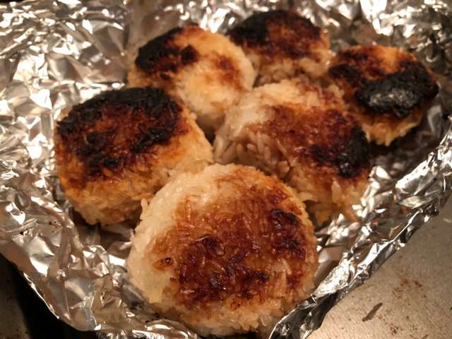 美しい バーベキュー 焼き おにぎり アルミ ホイル 写真と画像