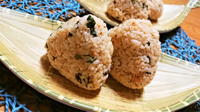 お弁当にも!【鮭と大葉の揚げ玉おにぎり】