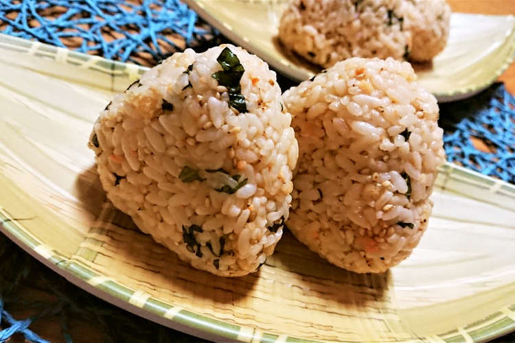 お弁当にも 鮭と大葉の揚げ玉おにぎり レシピ 作り方 By ｓ４ クックパッド