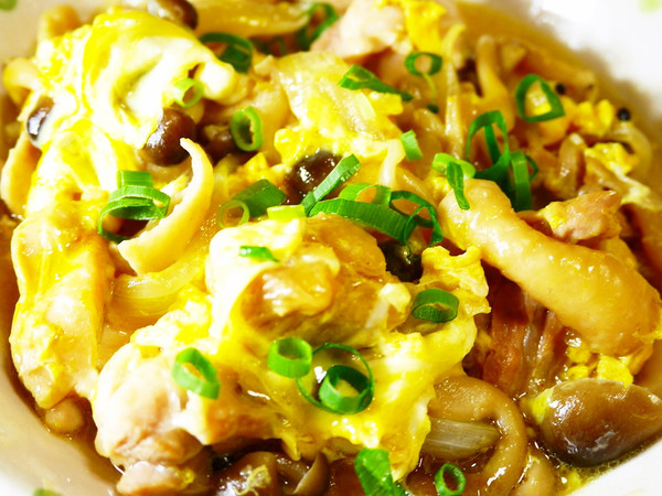 親子丼の味!鶏もも肉しめじ玉ねぎ卵とじ