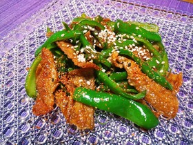 鶏皮せんべいとピーマンのピリ辛きんぴら