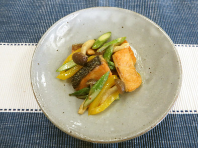 アスパラと鮭のからしマヨ炒めの写真
